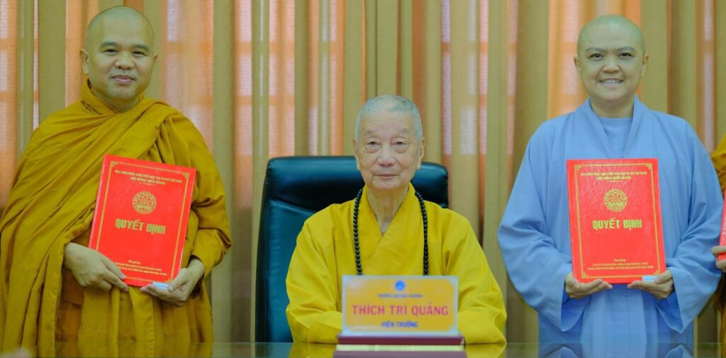 Trao quyết định nhân sự tại Học viện PGVN tại TP.HCM